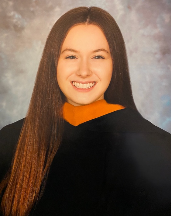 The headshot of Lauren Hoopes.