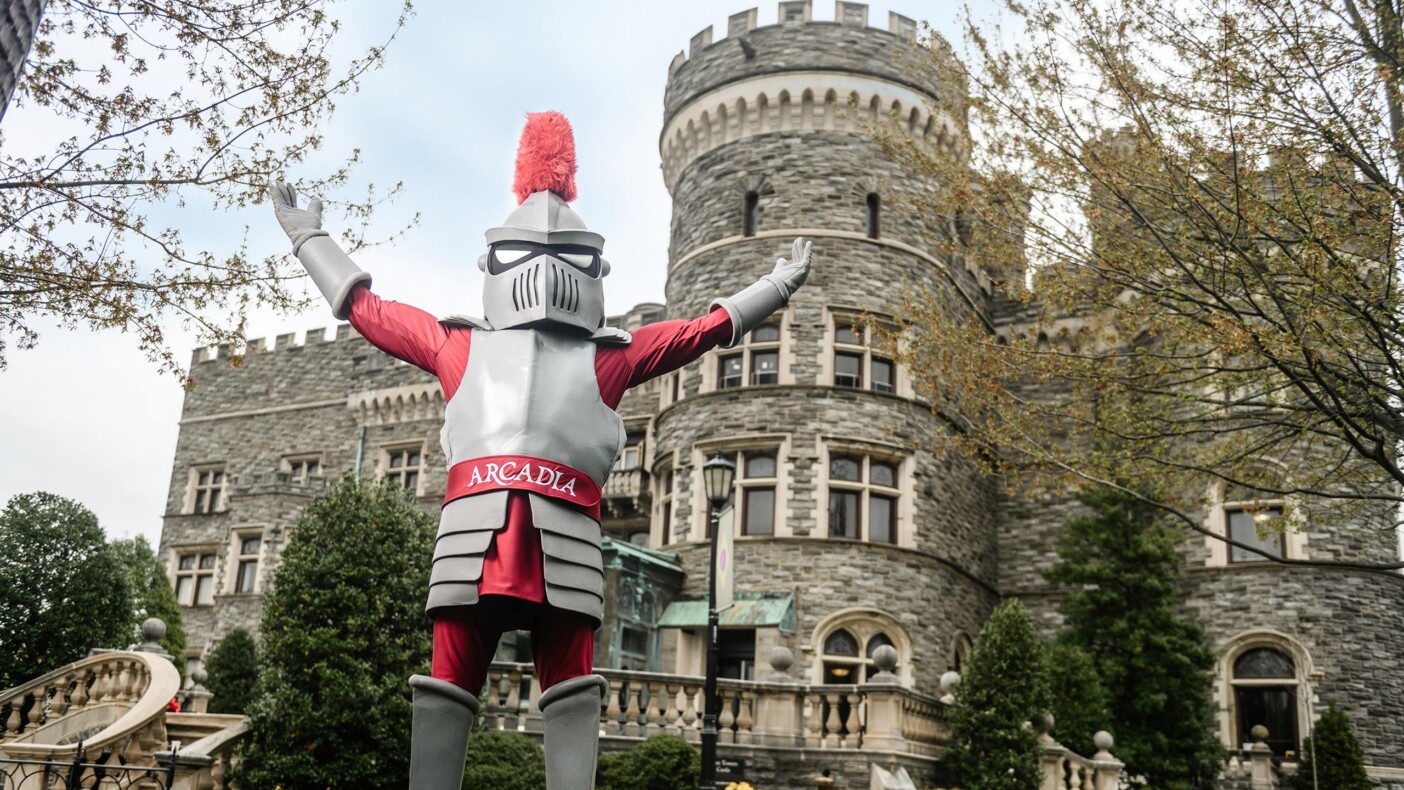 Arcadia University's macot, Archie welcomes everyone to campus with opoen arms.