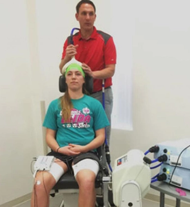 A patient is treated by a physical therapy student.